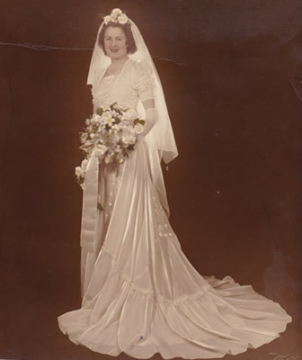 Photo of Una in her wedding dress